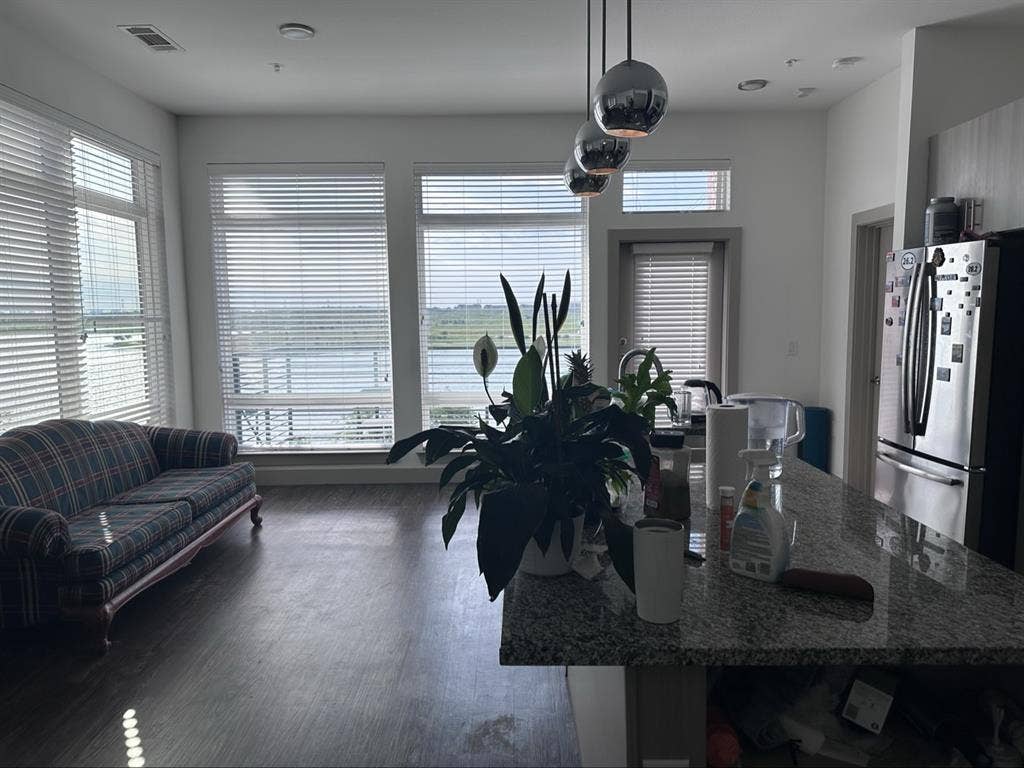 Looking for roommatees