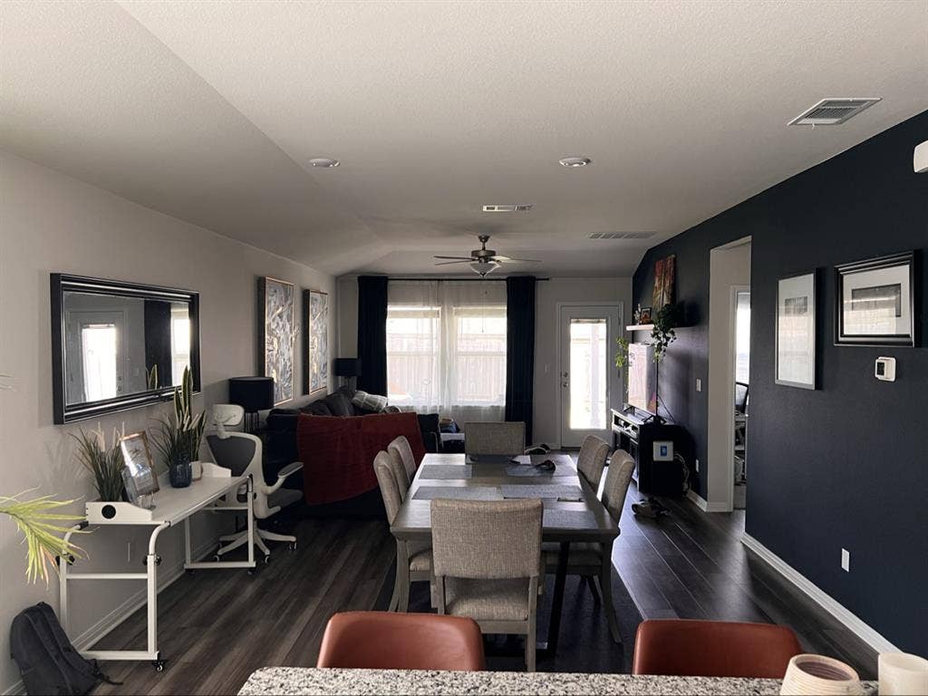 2 rooms available
+ utilities ea