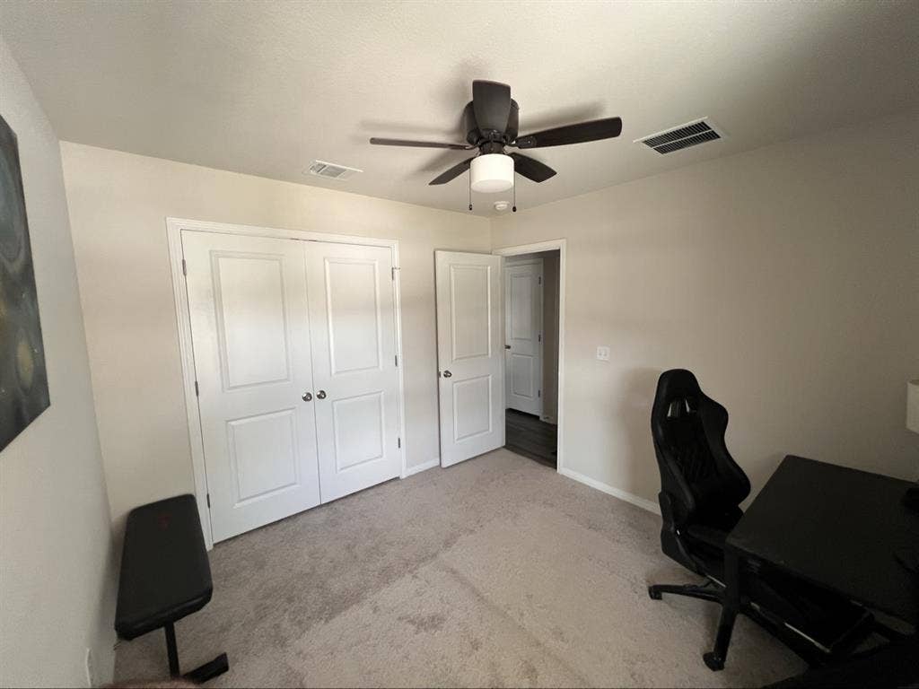 2 rooms available
+ utilities ea