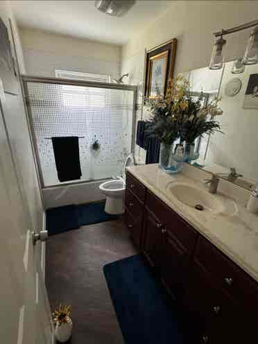 2 Rooms available - Roommates