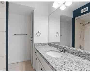 Looking for tidy female roommates
