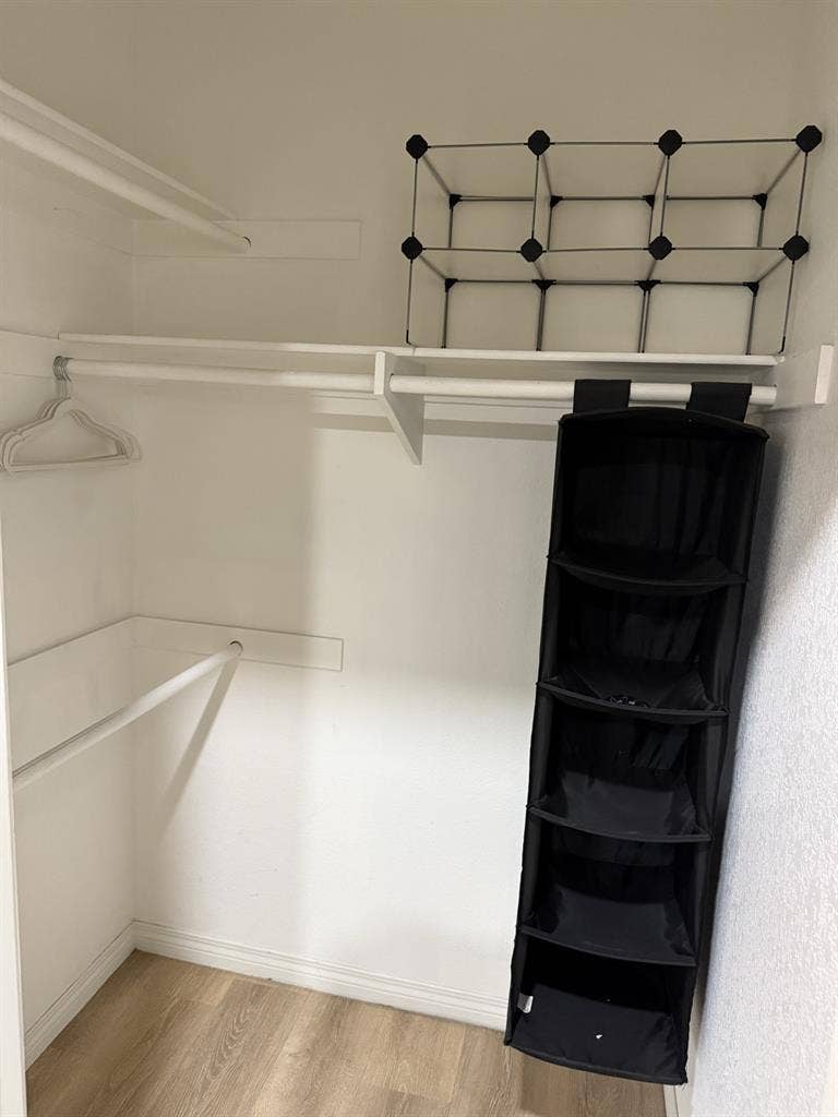 shower/bath, 2 restrooms