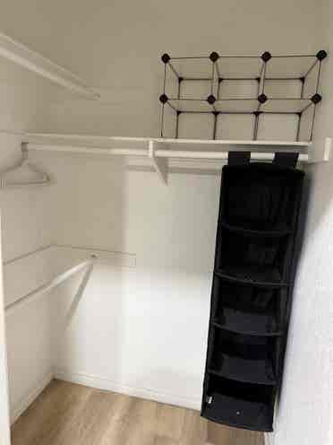 shower/bath, 2 restrooms