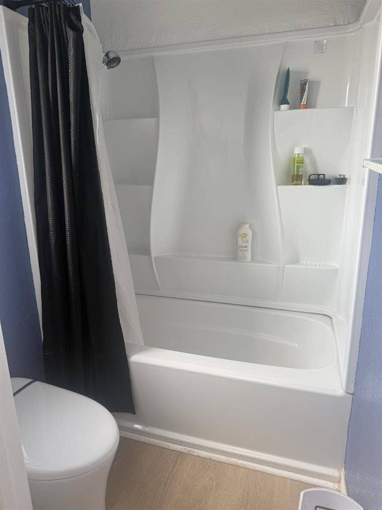 shower/bath, 2 restrooms