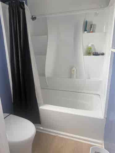 shower/bath, 2 restrooms