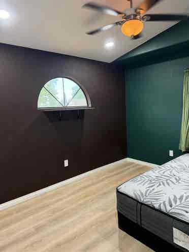 shower/bath, 2 restrooms