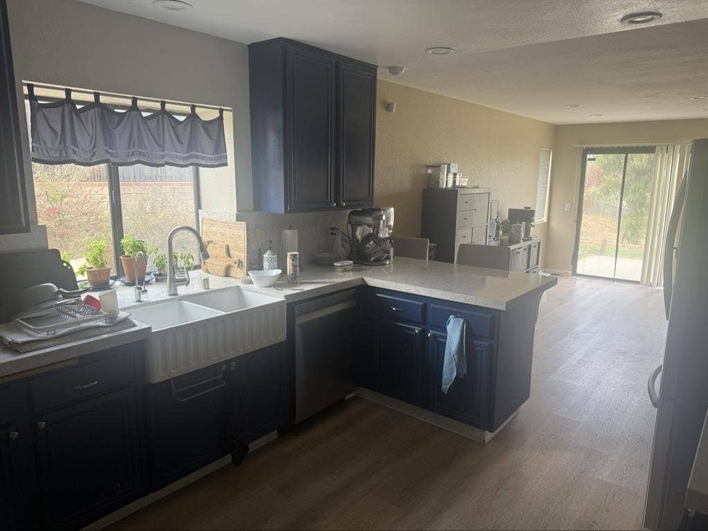shower/bath, 2 restrooms