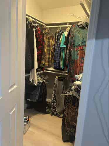 Big roomy ensuite w/walk-in closet