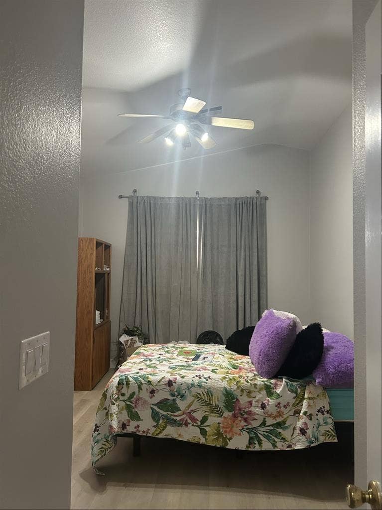 Big roomy ensuite w/walk-in closet