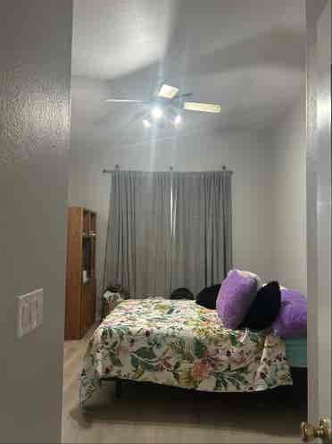 Big roomy ensuite w/walk-in closet