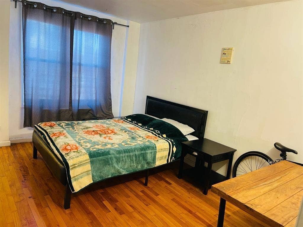 Looking for female roommate.