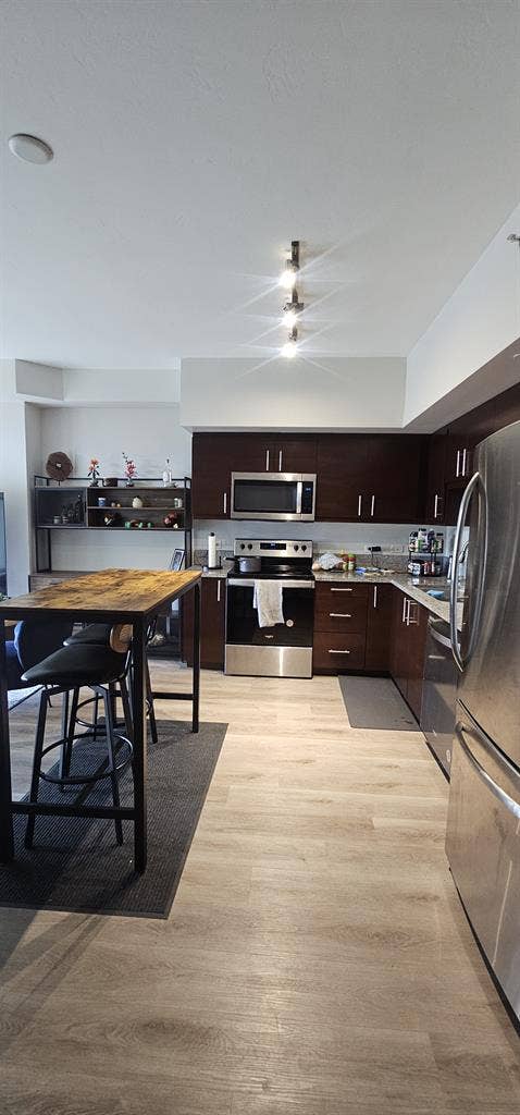 👀 for a roommate - Avail.