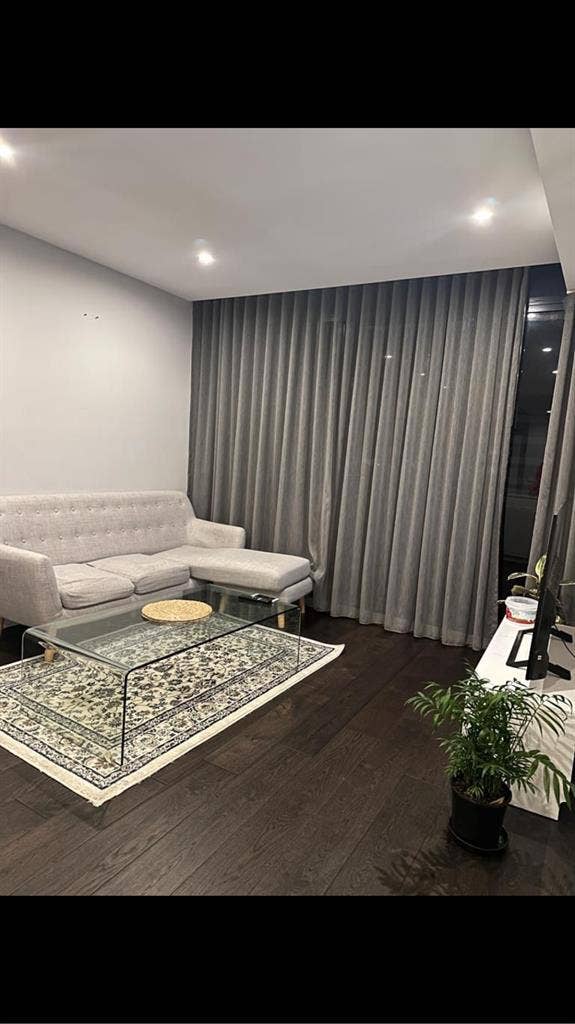 Share room in CBD only girl