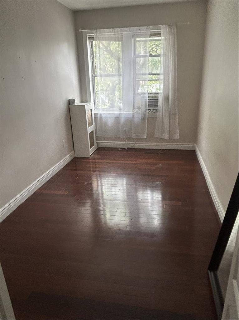 Room available in Sunnyside Queens