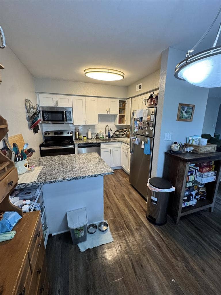 Couple Looking For Roommatees