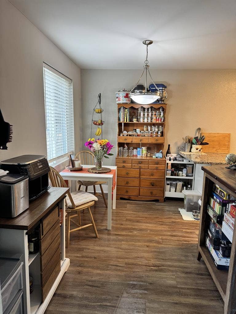 Couple Looking For Roommatees