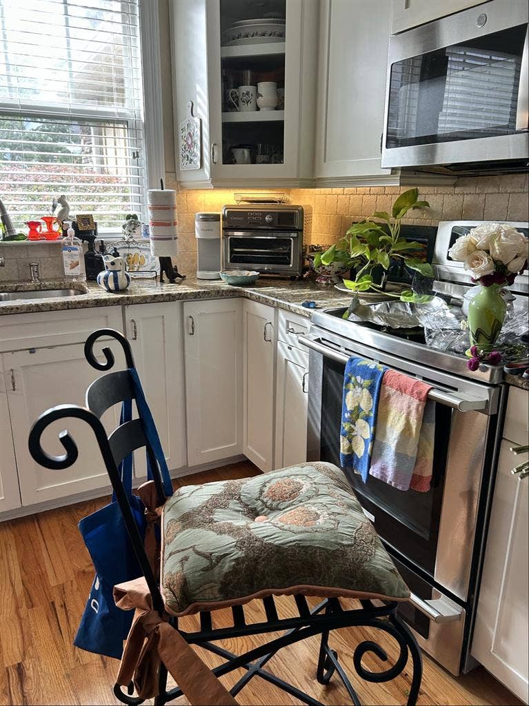 Furn.room, prvt bath, giant closet