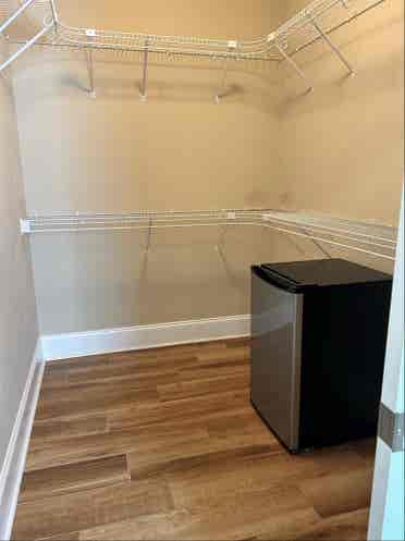 Furn. room, private bath, amenities