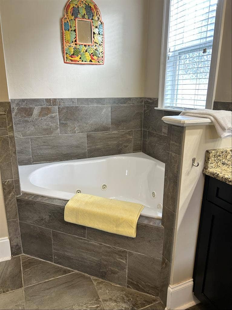Furn. room, private bath, amenities