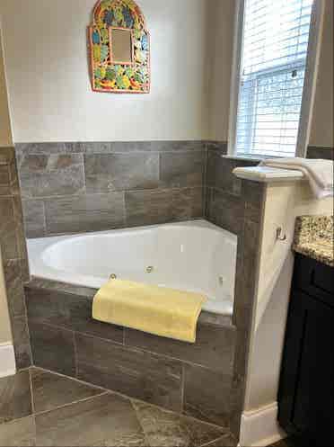 Furn. room, private bath, amenities