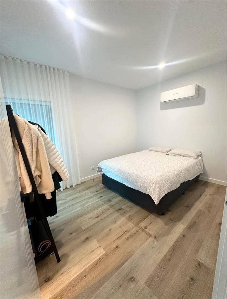 Bright furnished room in Ringwood