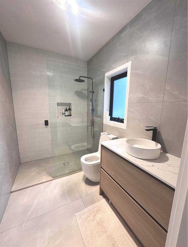 Bright furnished room in Ringwood