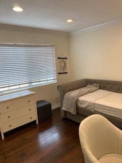 Looking for female roomate