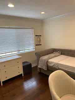 Looking for female roomate