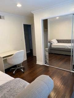 Looking for female roomate