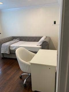 Looking for female roomate
