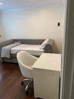 Looking for female roomate