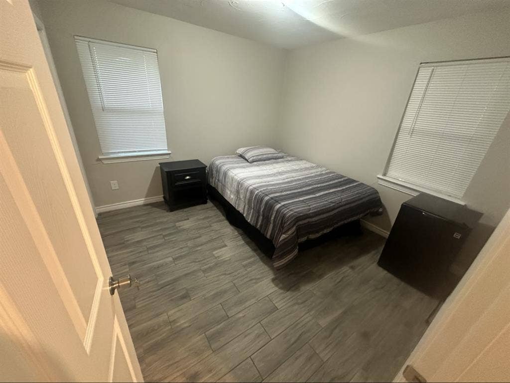 LOOKING FOR FEMALE ROOMATE