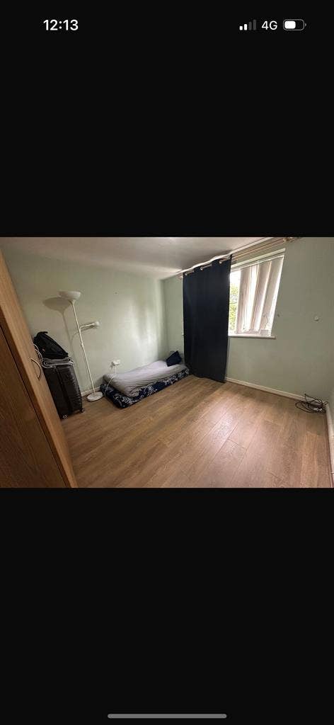 Sharing room to rent.