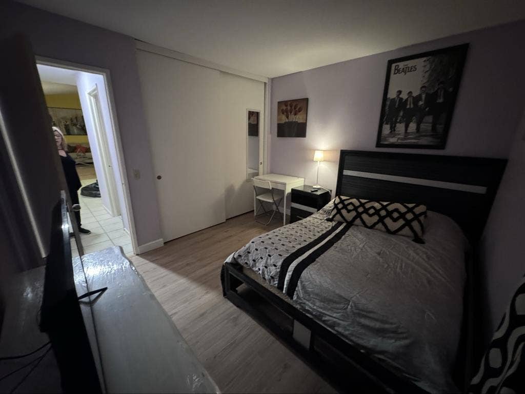 2 
Beautiful furnished bedroom