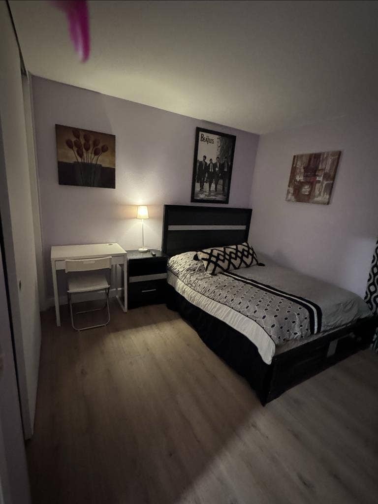 2 
Beautiful furnished bedroom