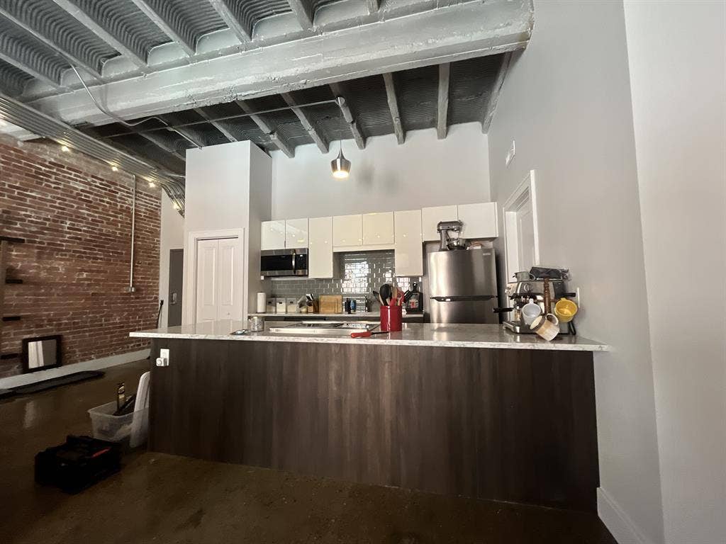 ba Exposed Brick High Ceilings