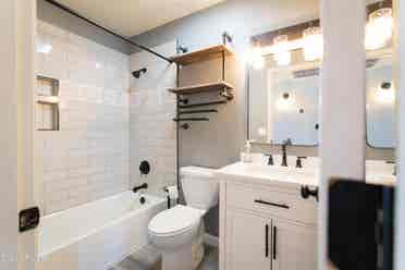 Furnished room for rent w/utilities