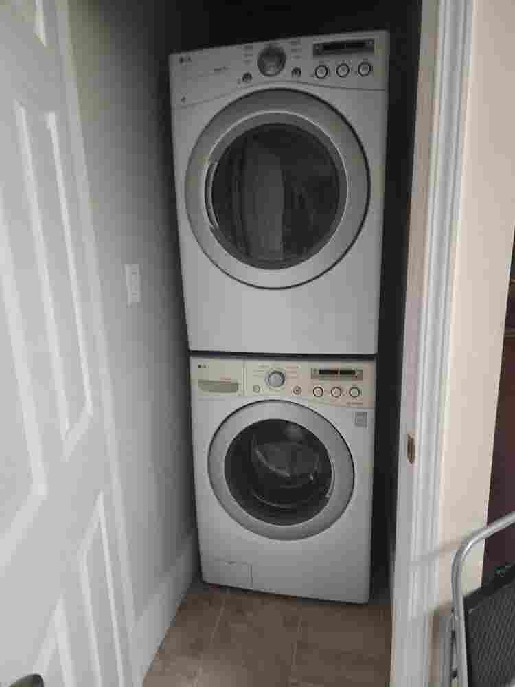 Nice Room in 2-bedroom Apartment