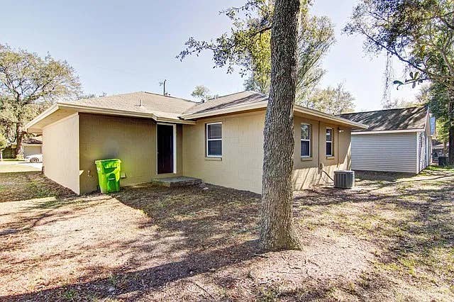 Fernandina Beach seeking roommate