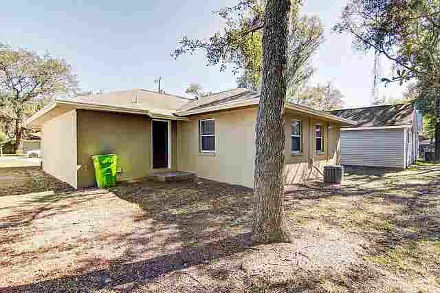 Fernandina Beach seeking roommate