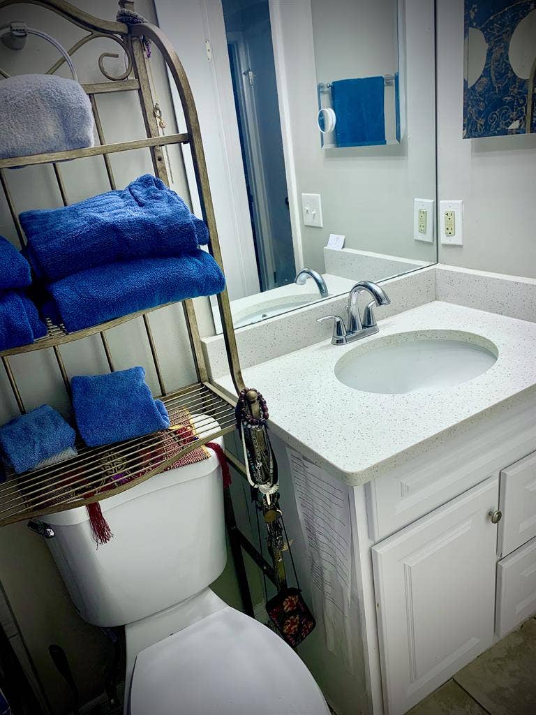 Fernandina Beach seeking roommate