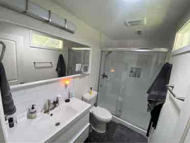 ROOMMATE WANTED! Master suite room