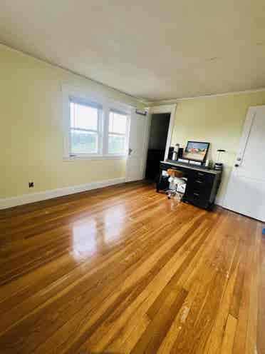 $1300 Incl. Utl.+WIFI+Laundry 