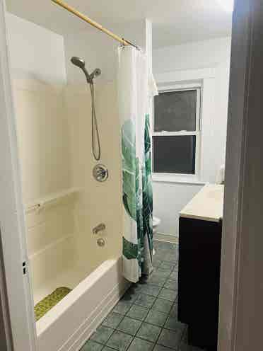 $1300 Incl. Utl.+WIFI+Laundry 