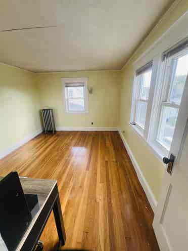 $1300 Incl. Utl.+WIFI+Laundry 