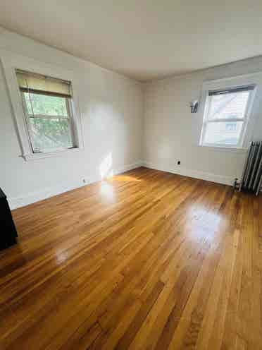 $1300 Incl. Utl.+WIFI+Laundry 