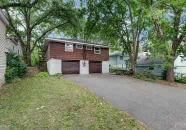 Nice room available in robbinsdale!