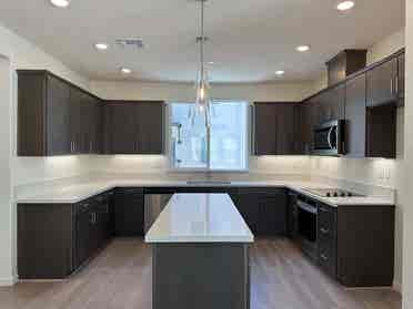 Nr S Hayward BART -MASTER Bed Bath