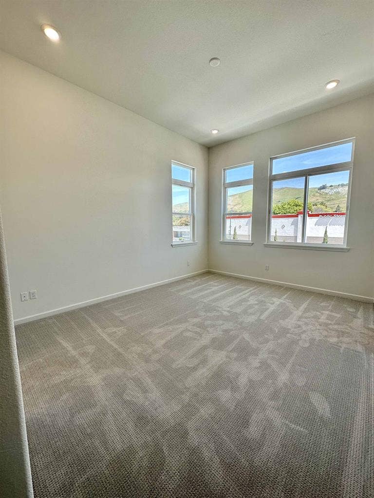 Nr S Hayward BART -MASTER Bed Bath