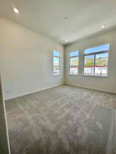 Nr S Hayward BART -MASTER Bed Bath